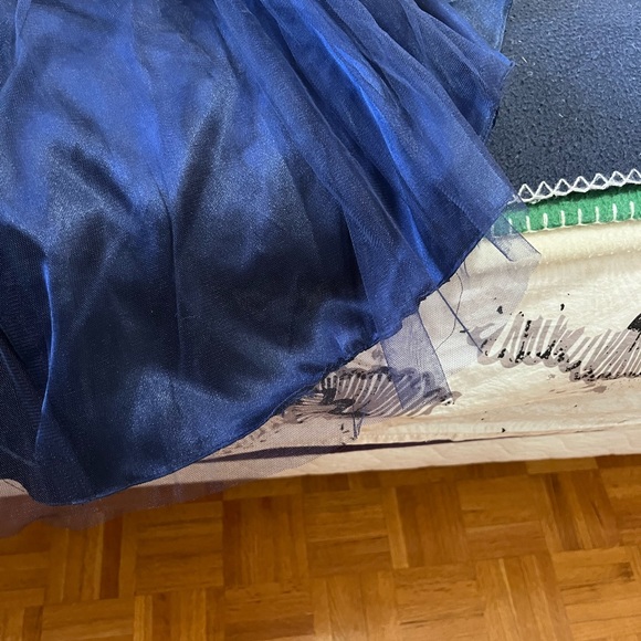 Evening Dress, in perfect condition. Has boning and bra cups. Orig price 800$ - Picture 6 of 9